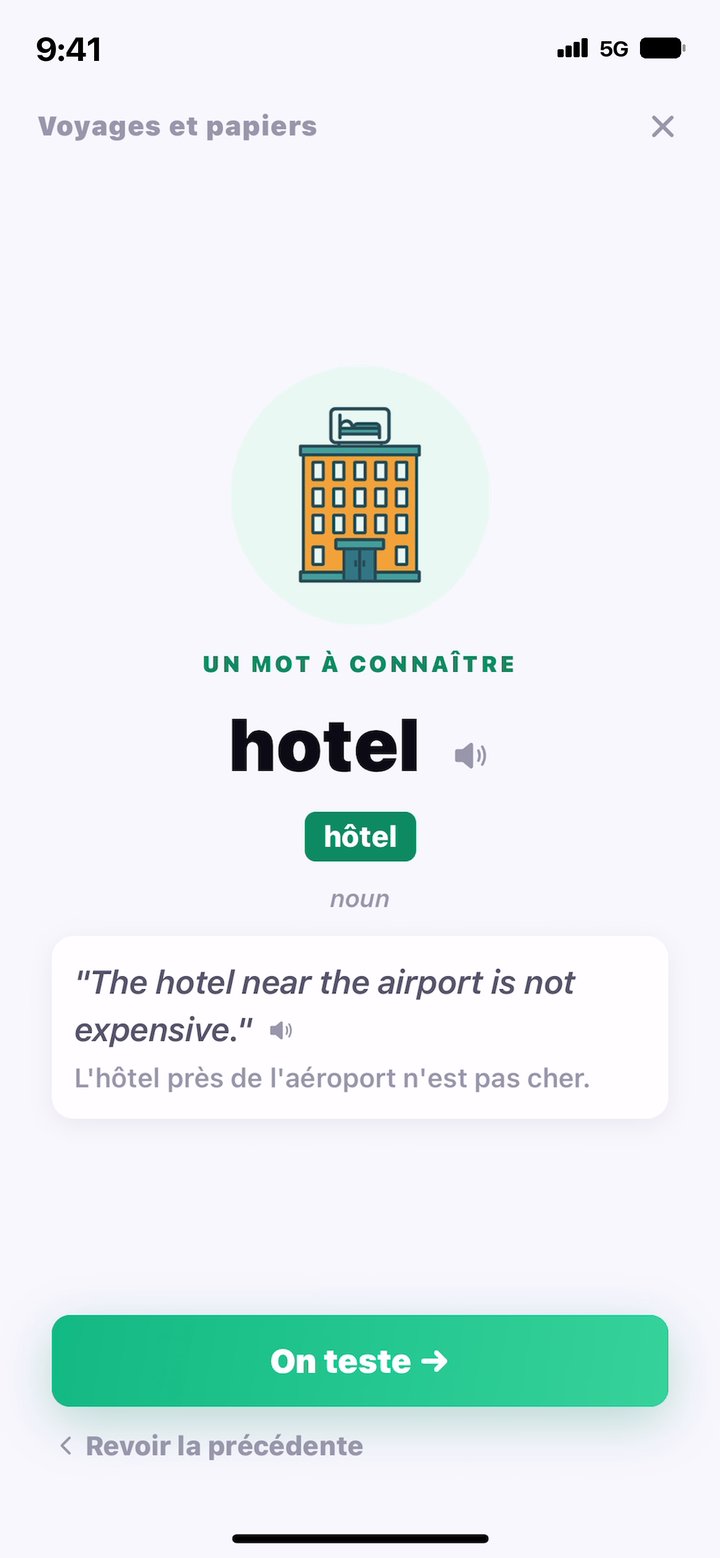 La carte « Un mot à connaître » : hotel, hôtel, avec le dessin d'un immeuble et la phrase The hotel near the airport is not expensive