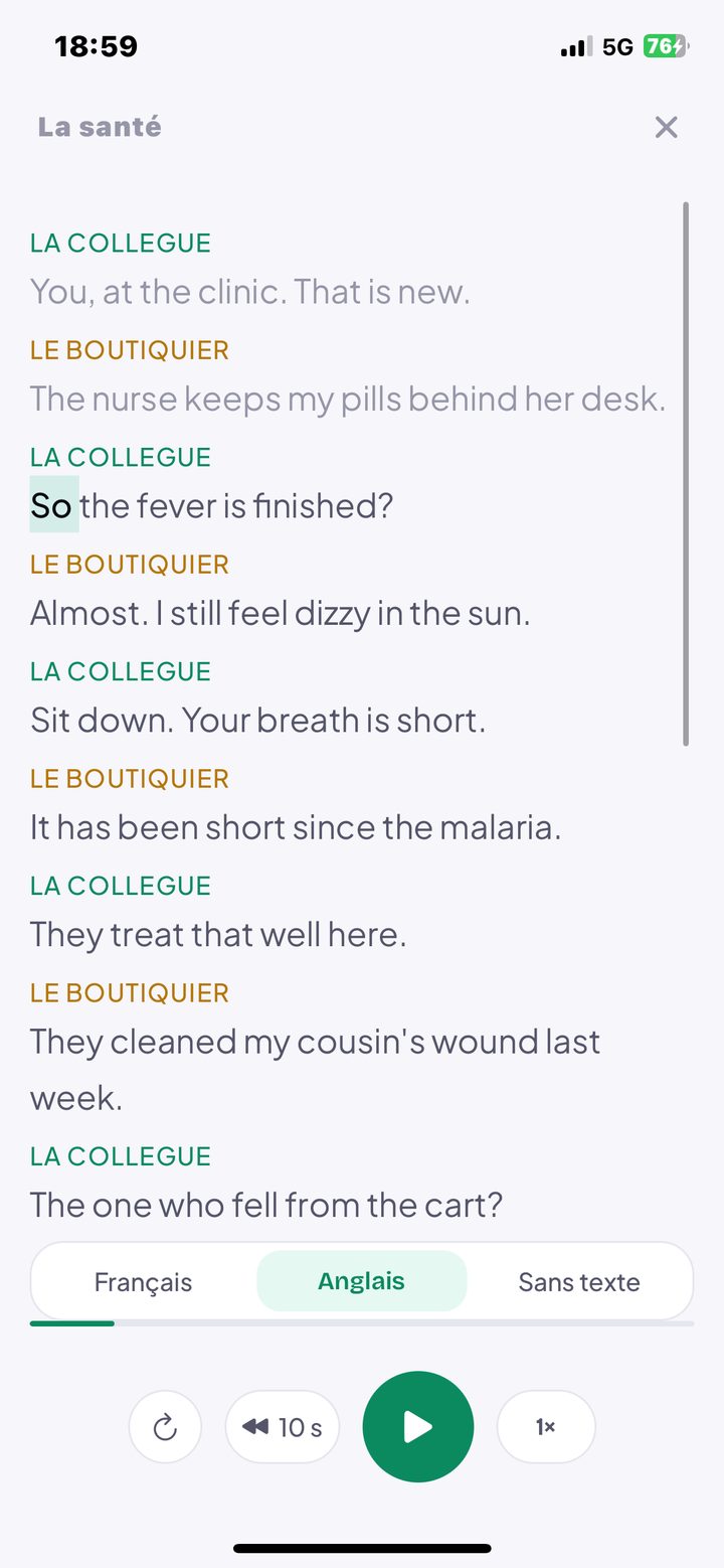 Une histoire à deux voix, texte anglais affiché, le mot prononcé surligné
